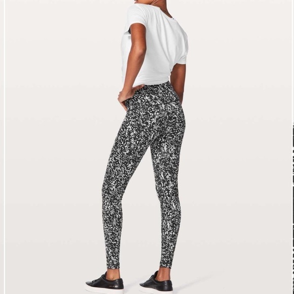 LULULEMON Wunder Under Super Hi-Rise Legging 28"
Chirasu Black Size 4 Spotted - Picture 2 of 7